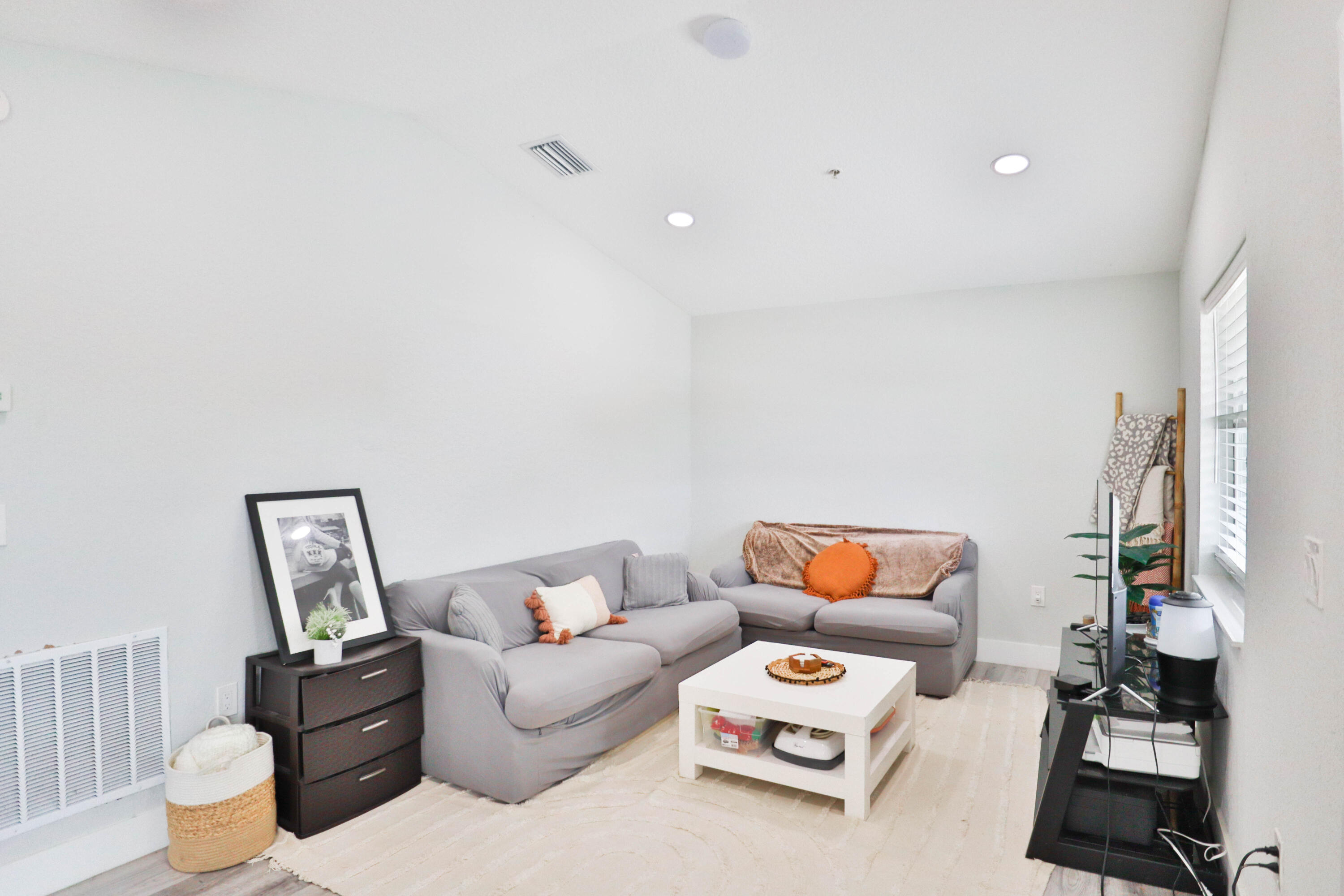 6120 North Dixie Highway Boca Raton, FL 33487 - Photo 8 of 25 a living room with furniture and a couch