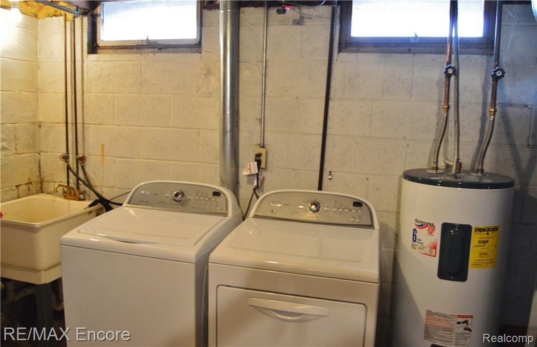306 Fitzner Drive Davison, MI 48423 - Photo 25 of 32 Mechanical/Laundry Room Washer & dryer stays!
