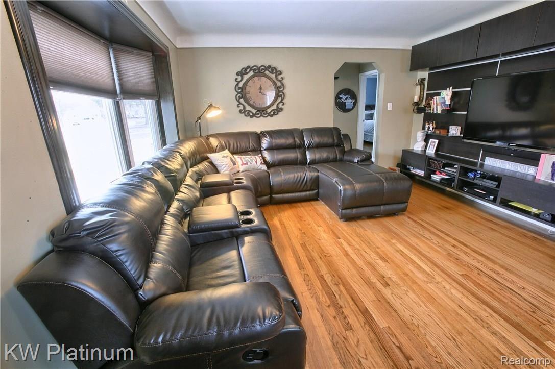 1649 Hampton Road Mount Clemens, MI 48043 - Photo 8 of 22 Great_Room_2nd_View.jpg