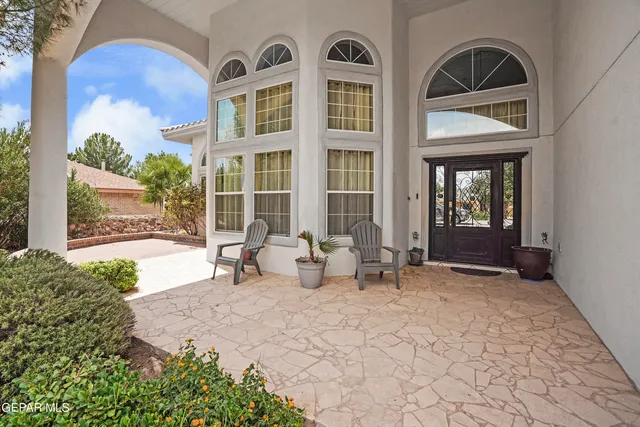 a view of livingroom with furniture
