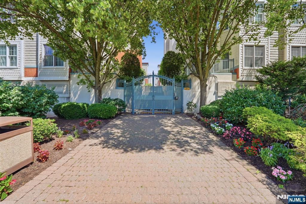 242 The Promenade, Unit 242 Edgewater, NJ 07020 - Photo 35 of 49