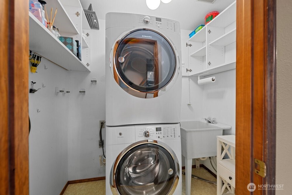 902 7th Avenue South Edmonds, WA 98020 - Photo 22 of 31 a view of a hallway with washer and dryer