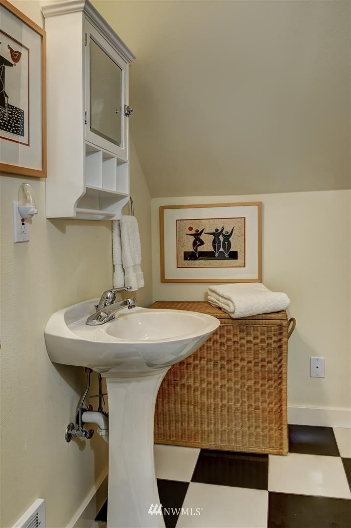 6448 Northeast Ralston Road Bainbridge Island, WA 98110 - Photo 11 of 25 Gallery Image 11