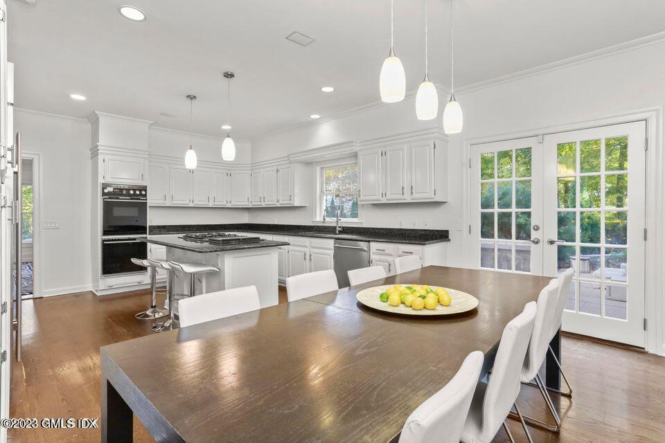 26 Round Hill Road Greenwich, CT 06831 - Photo 14 of 38 Eat In Kitchen