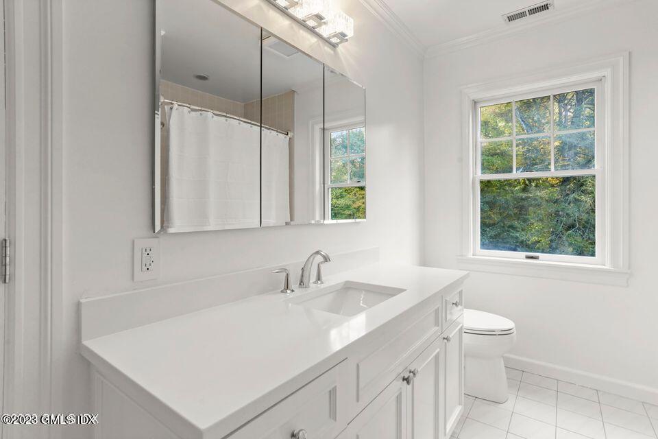 26 Round Hill Road Greenwich, CT 06831 - Photo 23 of 38 Hall Bathroom