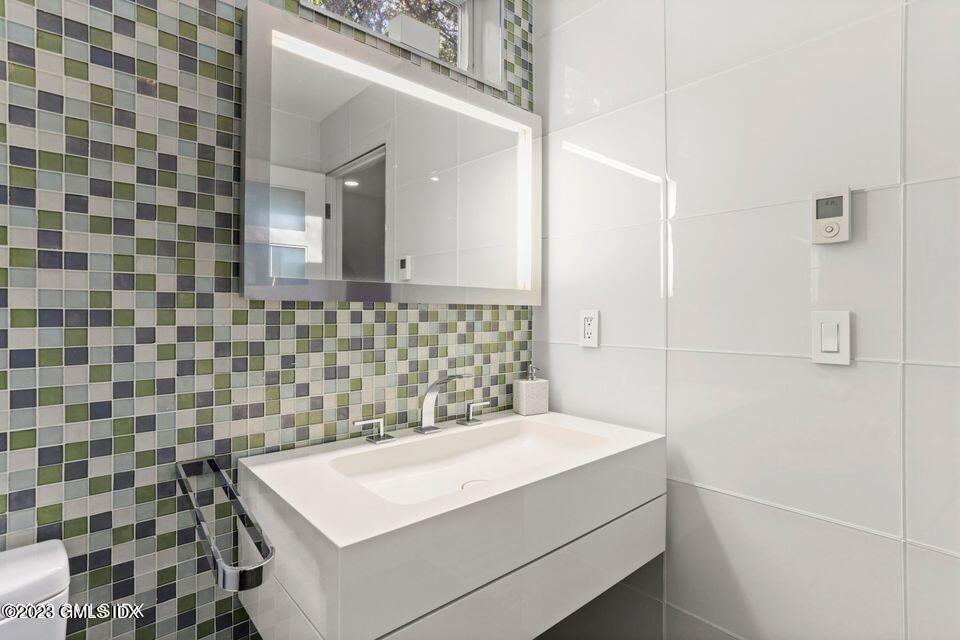26 Round Hill Road Greenwich, CT 06831 - Photo 28 of 38 3rd Floor Bathroom