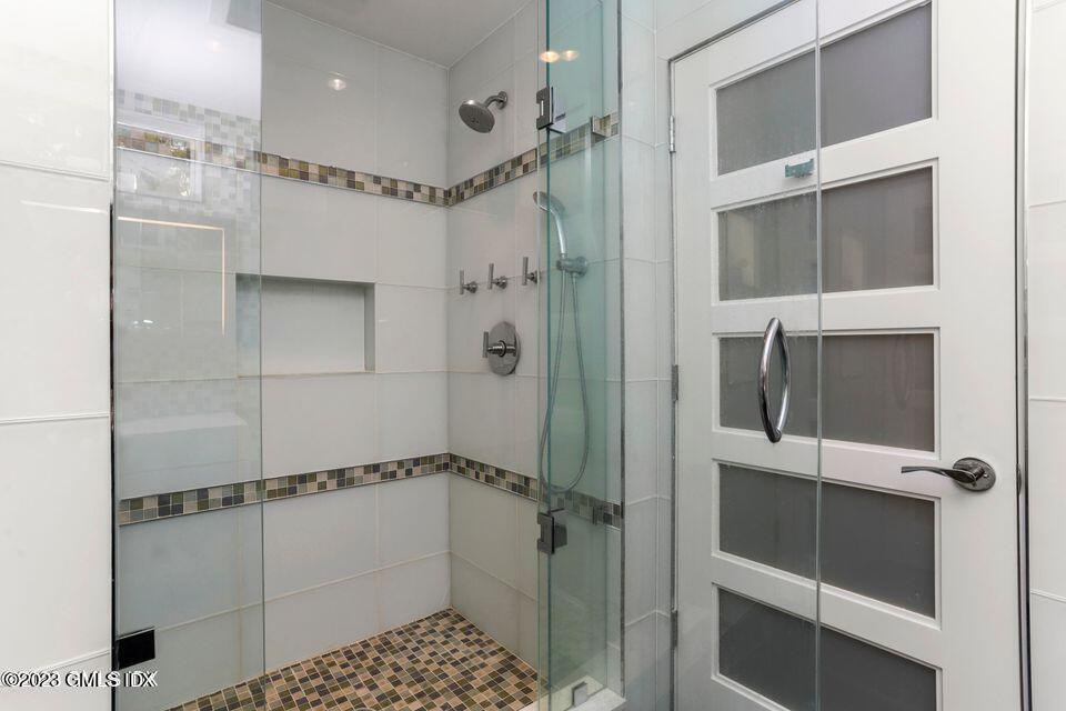 26 Round Hill Road Greenwich, CT 06831 - Photo 29 of 38 3rd Floor Bathroom Shower