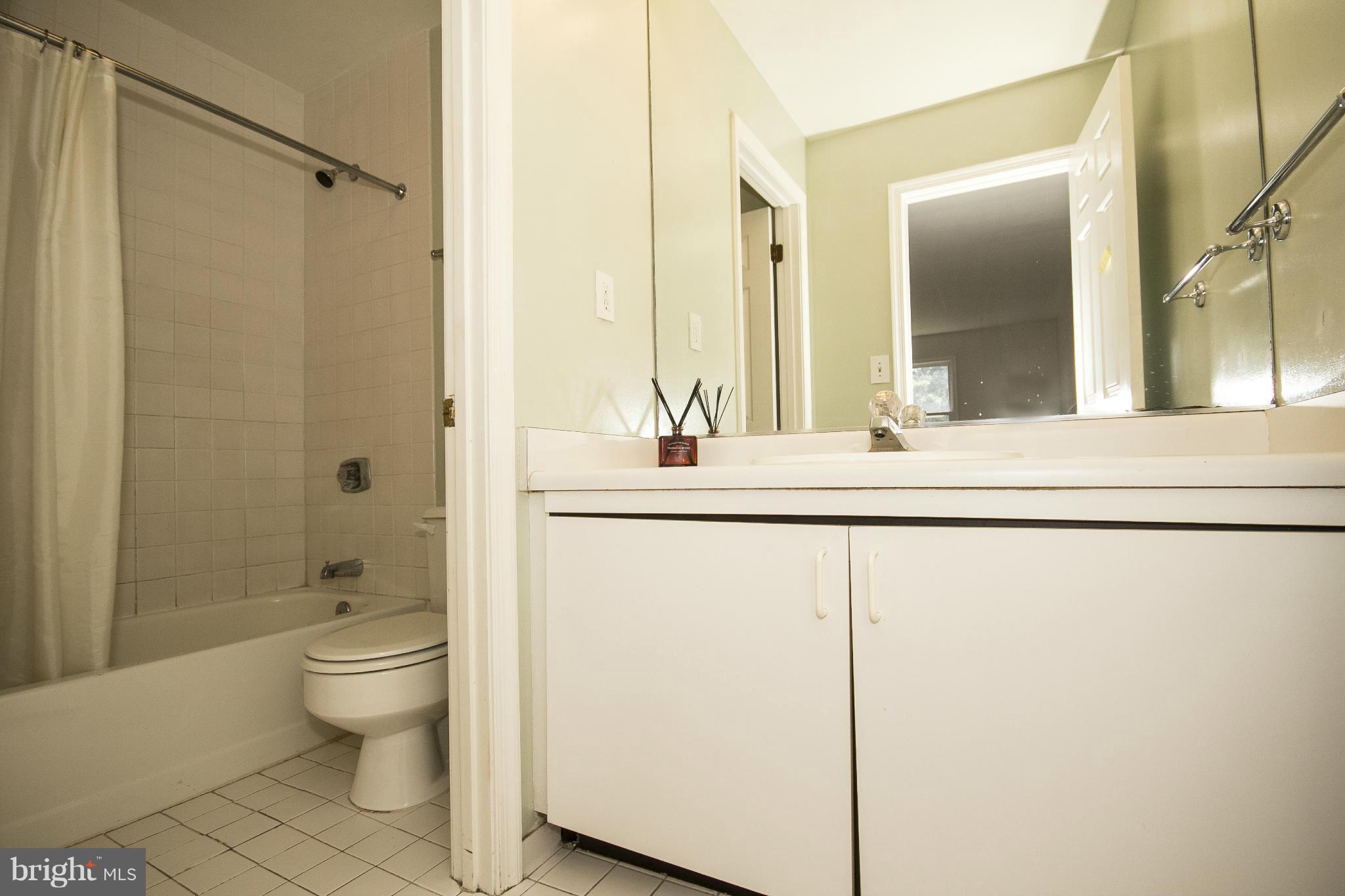 4202 Roland Avenue, Unit 204 Baltimore, MD 21211 - Photo 16 of 27 Bath