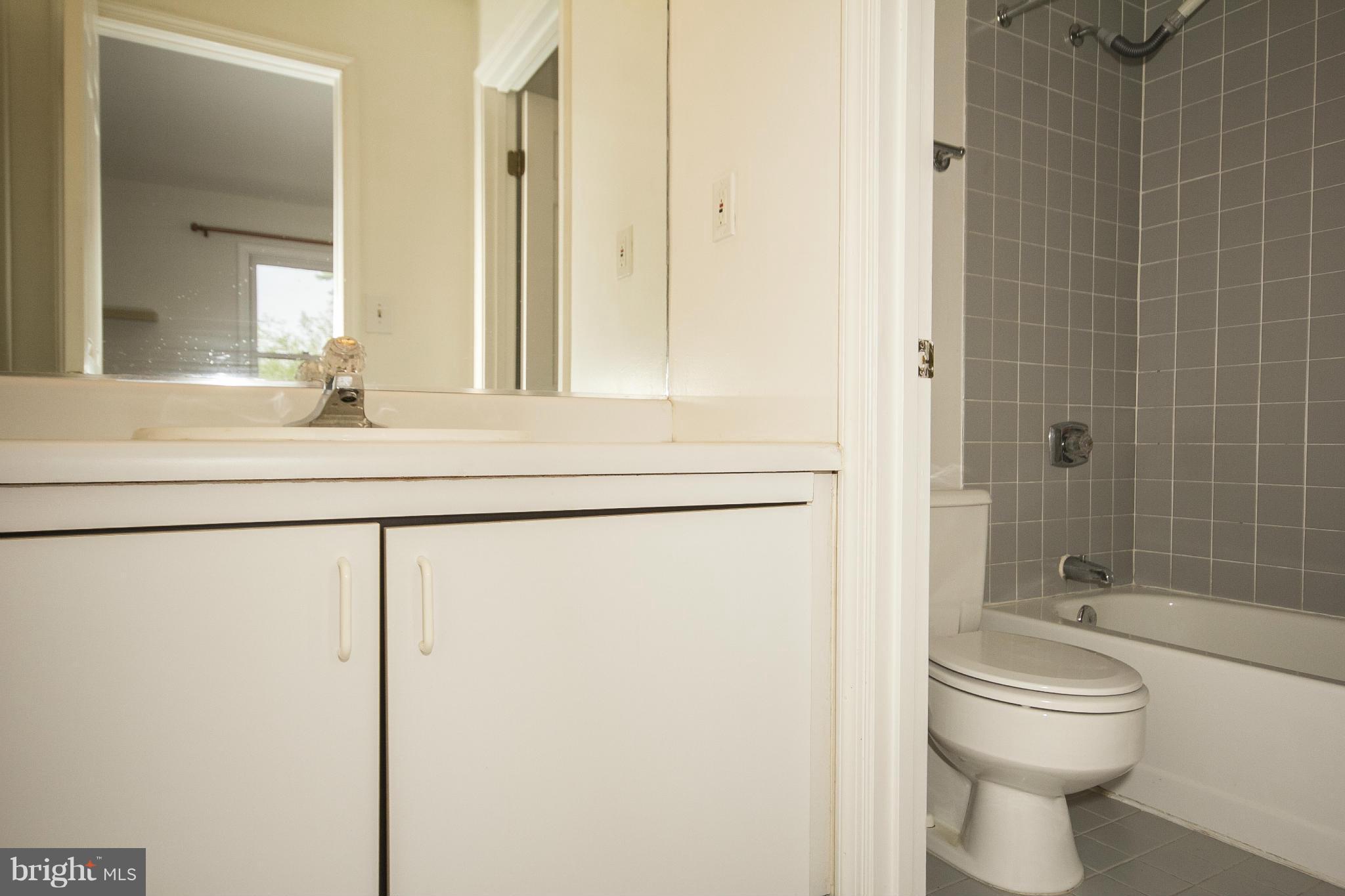 4202 Roland Avenue, Unit 204 Baltimore, MD 21211 - Photo 21 of 27 Bath
