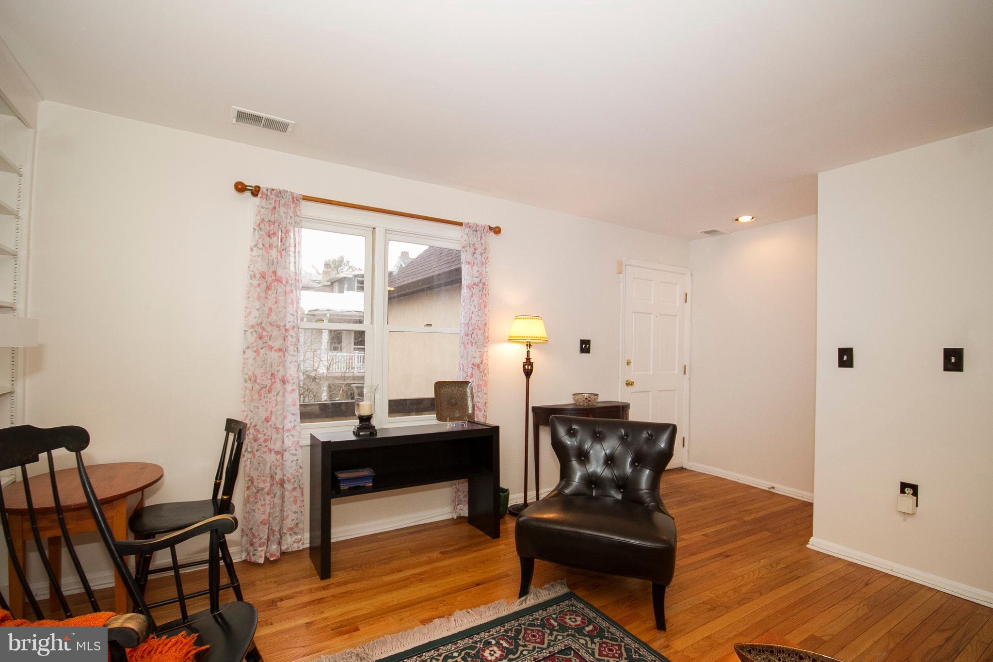 4202 Roland Avenue, Unit 204 Baltimore, MD 21211 - Photo 4 of 27 Living Room
