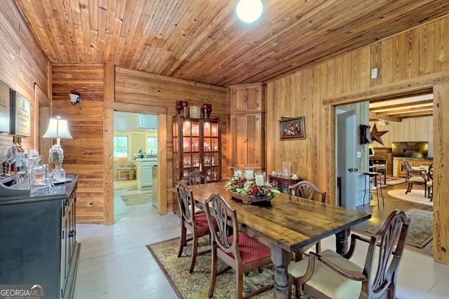 a view of a house with backyard