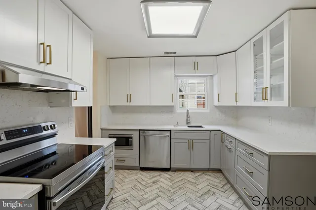 $685,000 | 13505 Coates Lane, Herndon, VA 20171