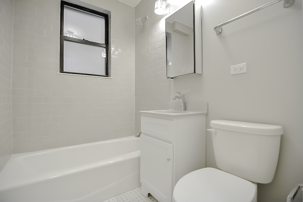 817 West Lakeside Place, Unit 305 Chicago, IL 60640 - Photo 17 of 23 a white toilet sitting next to a bath tub
