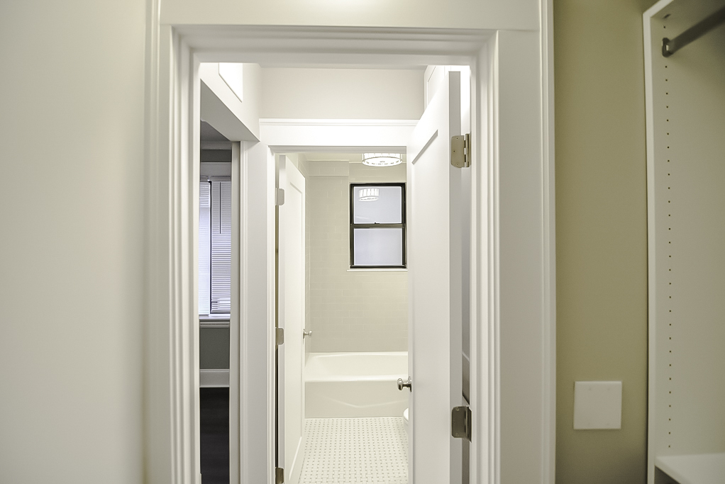 817 West Lakeside Place, Unit 305 Chicago, IL 60640 - Photo 21 of 23 a view of a front door