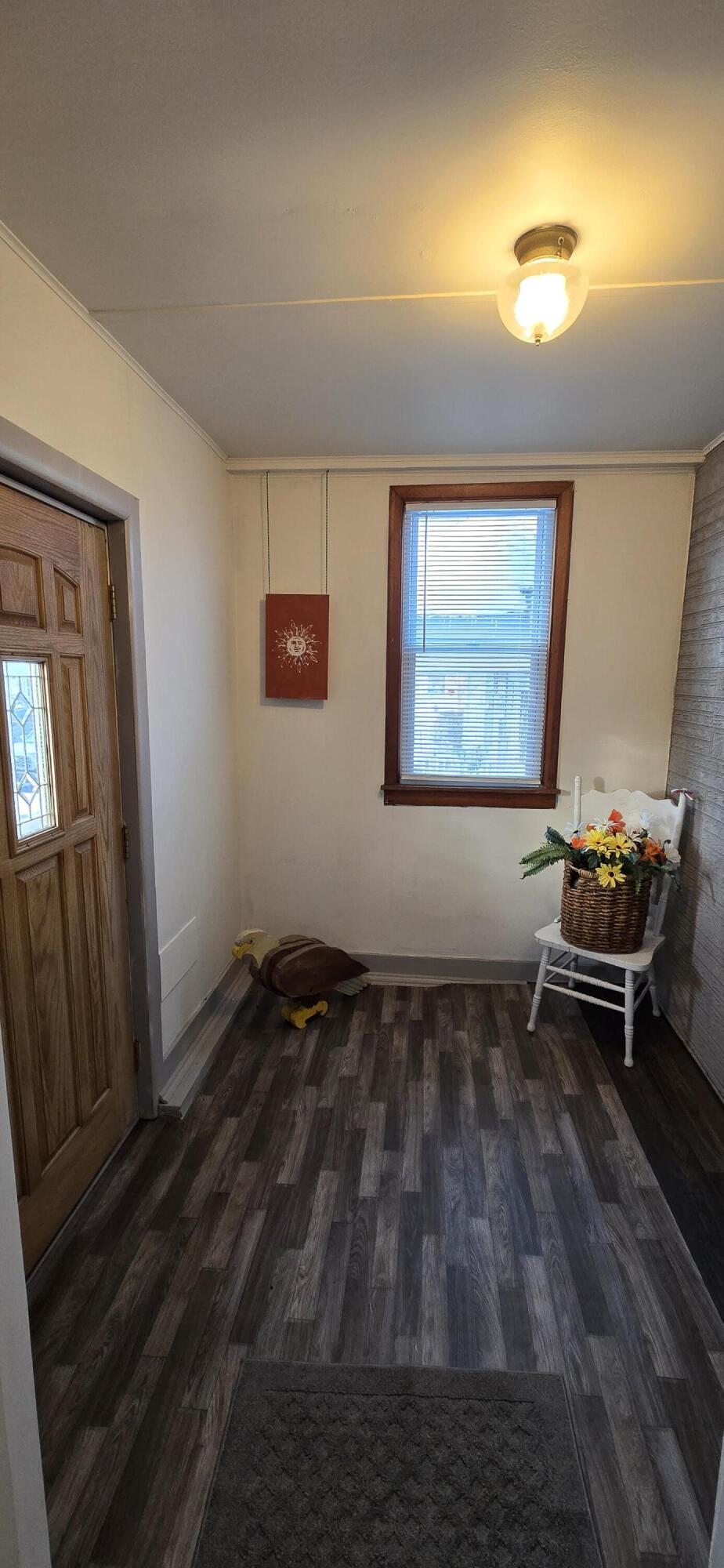 1647 Myrtle Avenue, Unit 1 Whiting, IN 46394 - Photo 6 of 20 a room with a window