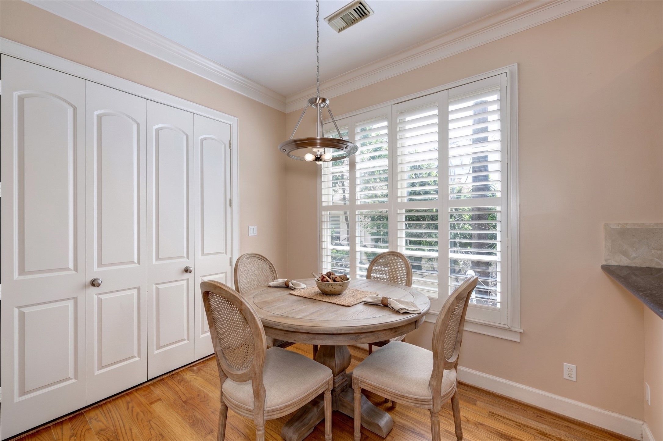 1523 Haddon Street, Unit B Houston, TX 77006 - Photo 10 of 22 Virtually furnished