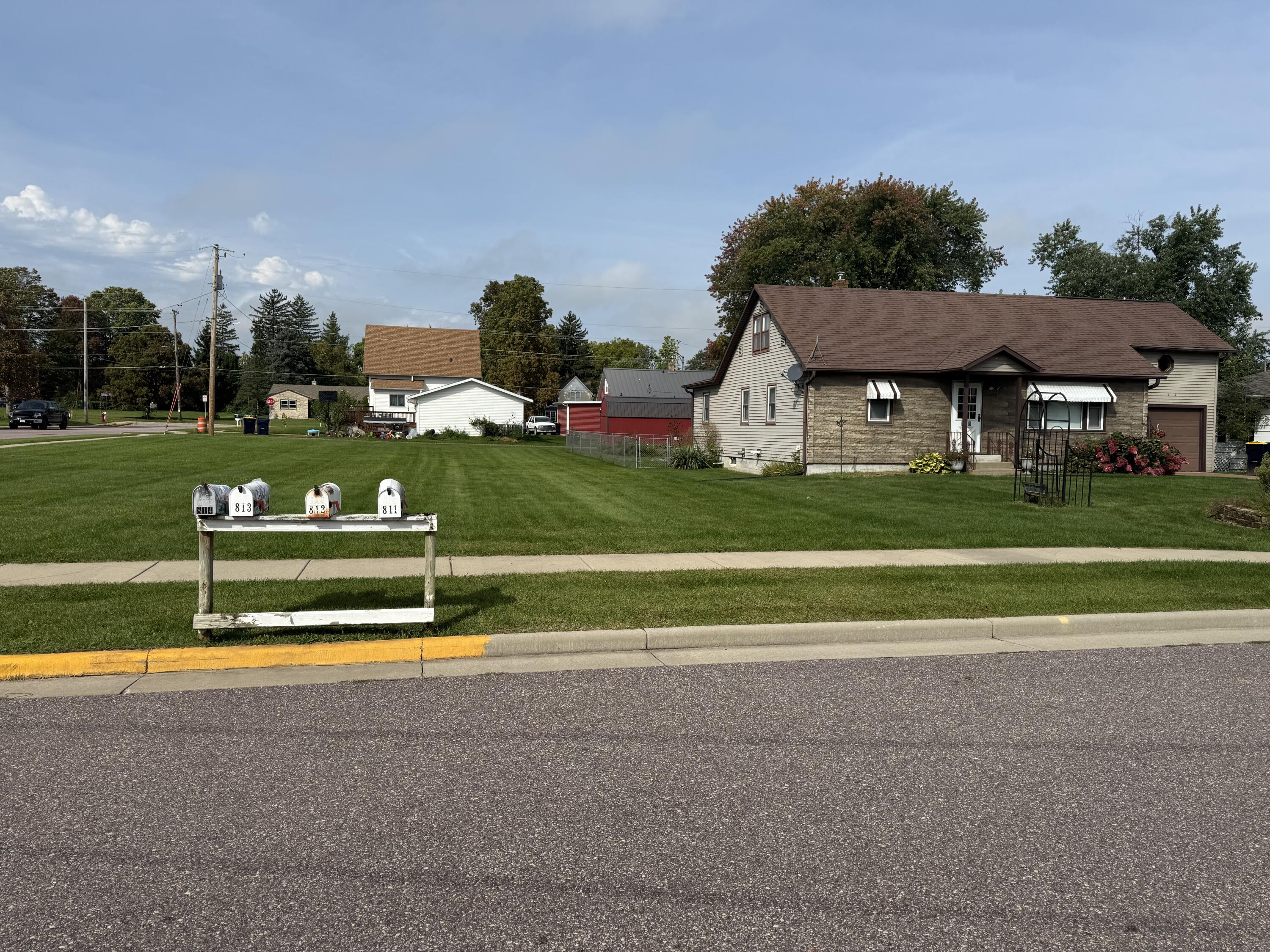 813 South Hickory Street Mauston, WI 53948 - Photo 2 of 37 IMG_9064