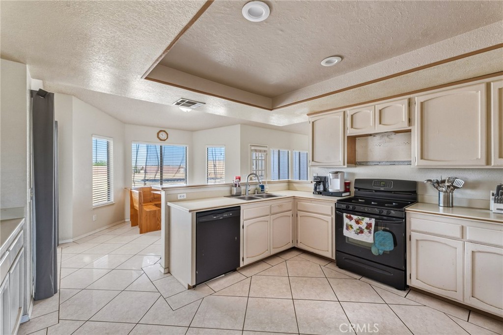 13382 Ivanpah Road Apple Valley, CA 92308 - Photo 13 of 45