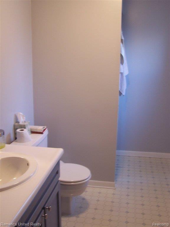 8975 Henry Ruff Road Livonia, MI 48150 - Photo 12 of 18 2nd floor bath.JPG