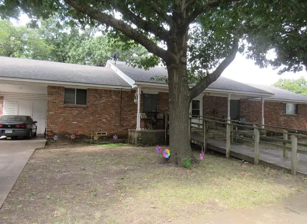 a view of a house with a backyard