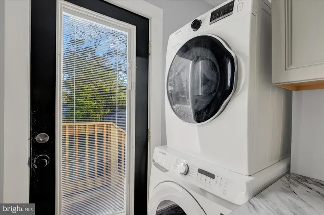 a view of entryway with washer and dryer