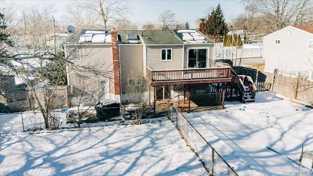 a view of a house with backyard and deck