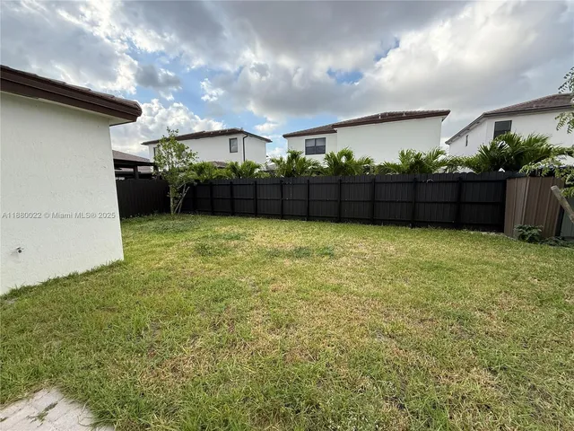 a view of a backyard