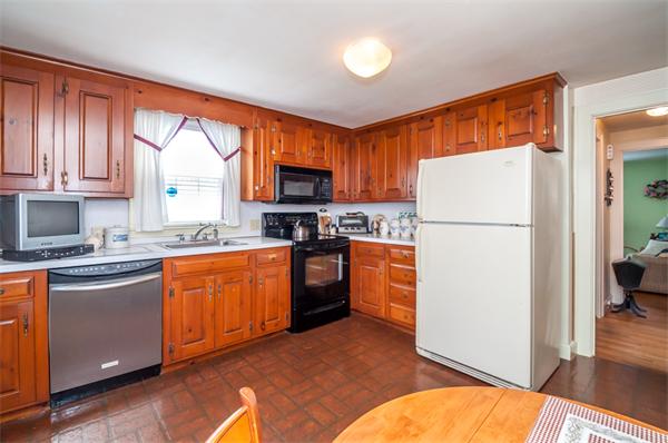 56 Tennyson Road Reading, MA 01867 - Photo 8 of 30 Gallery Image 8