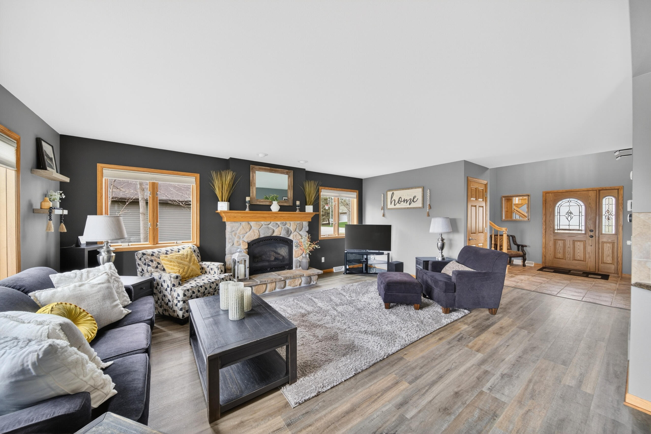 1831 Mapletree Road Howards Grove, WI 53083 - Photo 5 of 28 05-Living room (1)