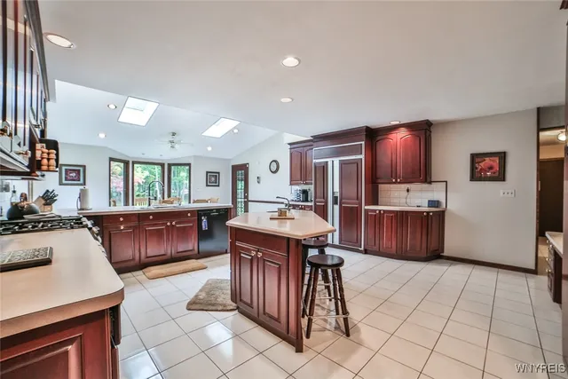 $669,900 | 8205 Clarherst Drive, Clarence, NY 14051