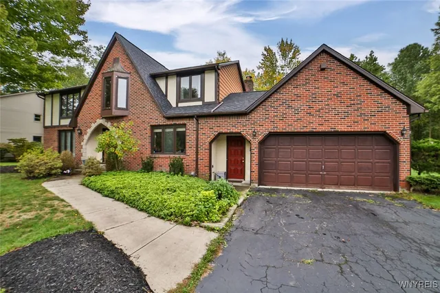 $669,900 | 8205 Clarherst Drive, Clarence, NY 14051