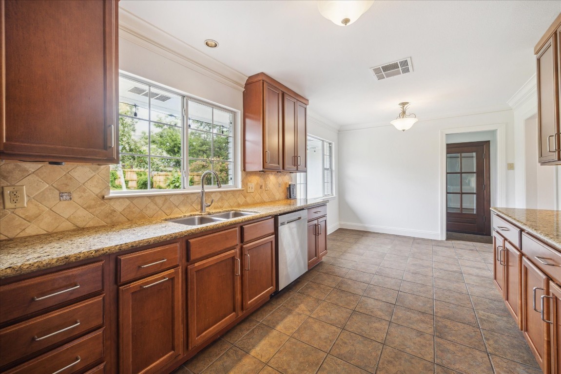 10 Pom Court Spring Valley Village, TX 77055 - Photo 14 of 27 a large kitchen with granite countertop a sink and dishwasher a oven with granite countertops