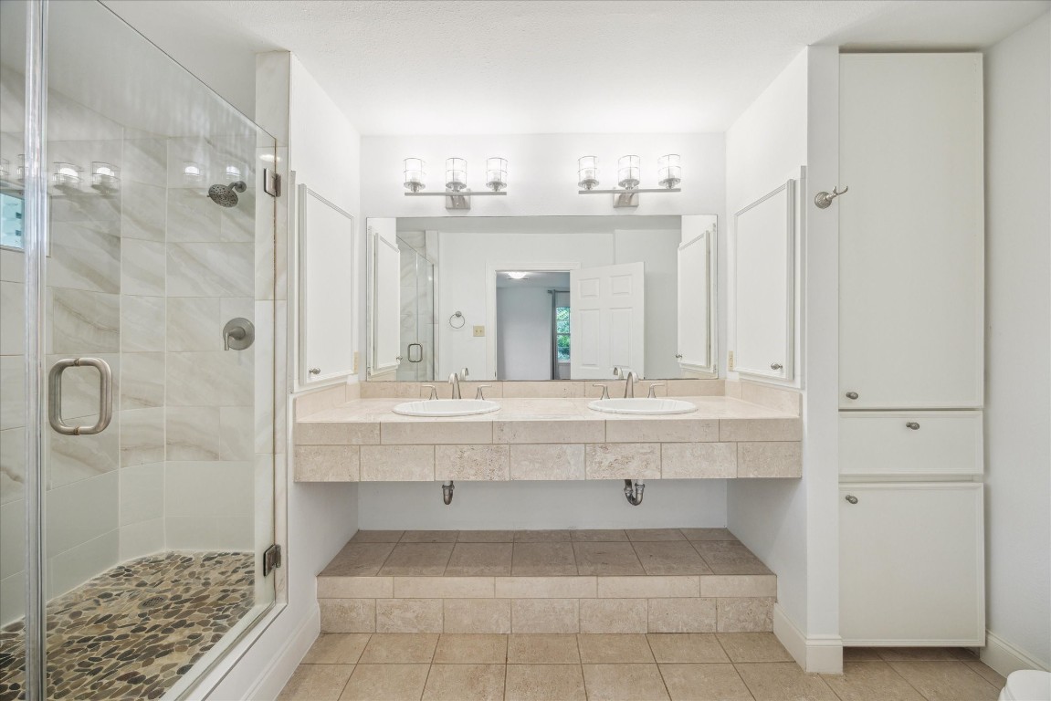 10 Pom Court Spring Valley Village, TX 77055 - Photo 20 of 27 a bathroom with a bathtub and a sink