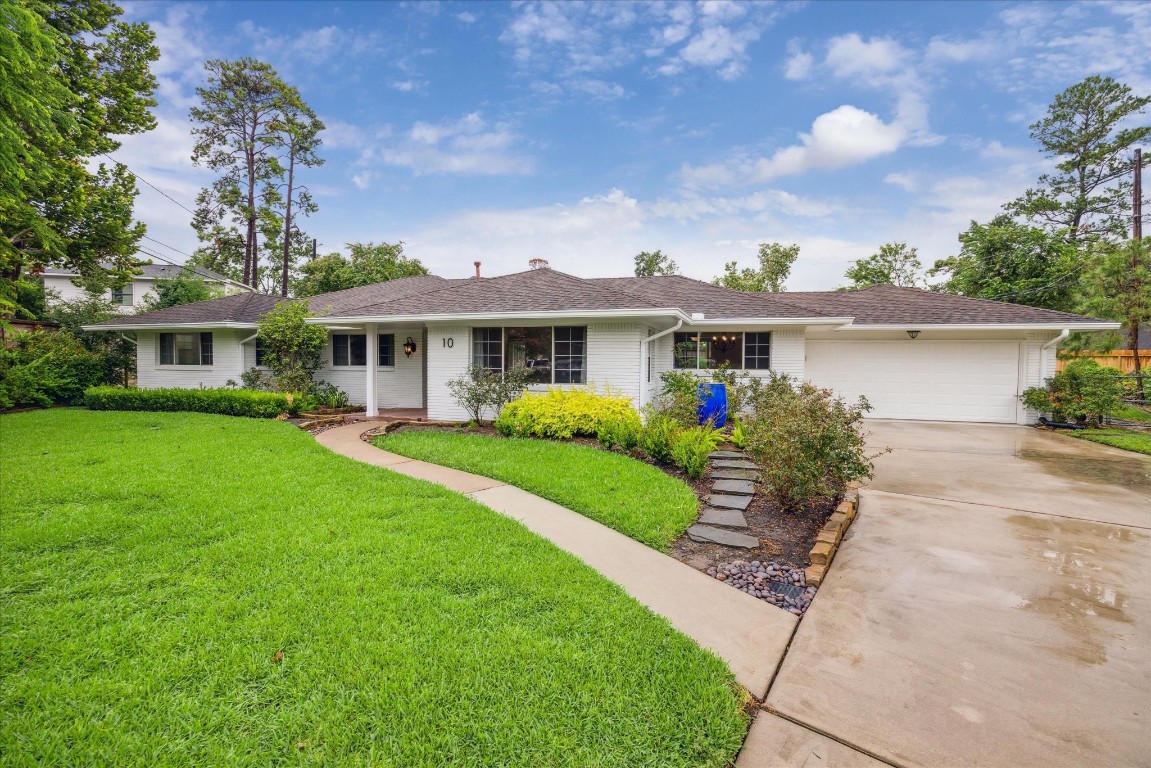 10 Pom Court Spring Valley Village, TX 77055 - Photo 2 of 27 a front view of a house with a yard