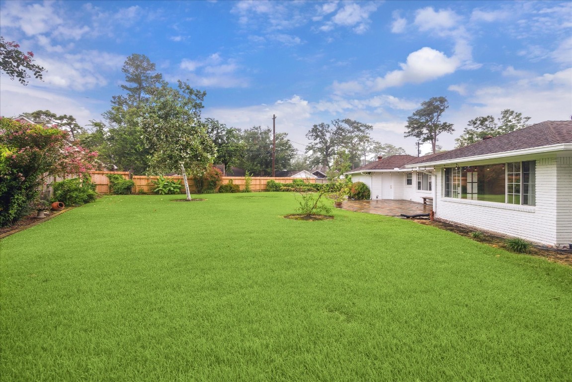10 Pom Court Spring Valley Village, TX 77055 - Photo 27 of 27 a front view of a house with garden