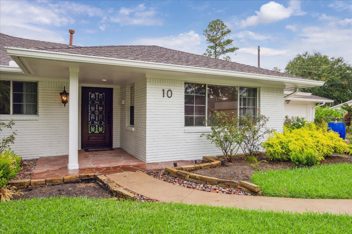 10 Pom Court Spring Valley Village, TX 77055 - Photo 3 of 27 a front view of a house with a yard