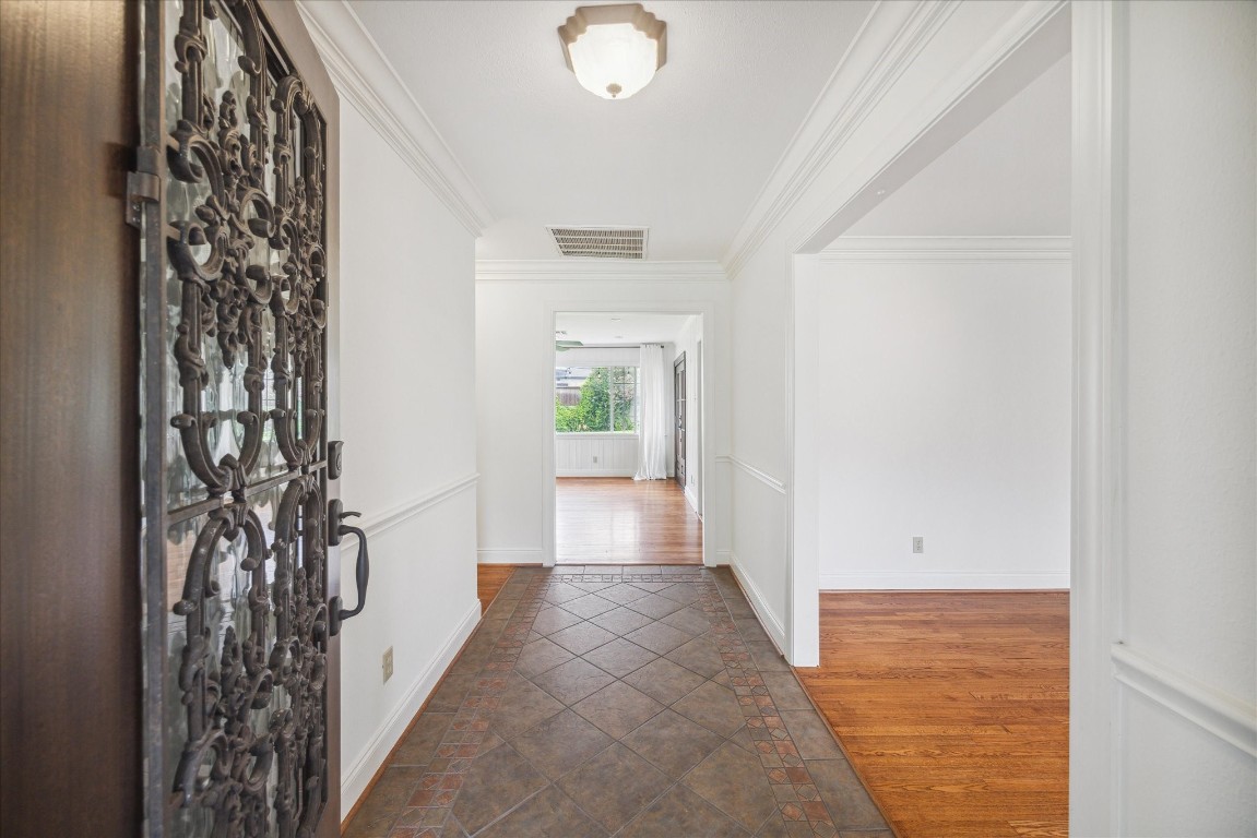 10 Pom Court Spring Valley Village, TX 77055 - Photo 4 of 27 a view of a hallway with wooden floor and a plant