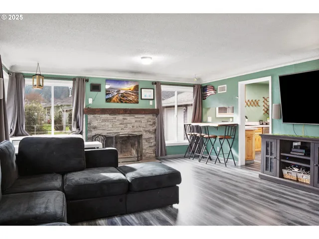 $355,000 | 1038 3rd Avenue, Sweet Home, OR 97386