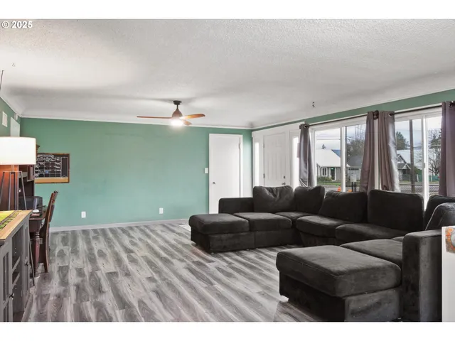 $355,000 | 1038 3rd Avenue, Sweet Home, OR 97386