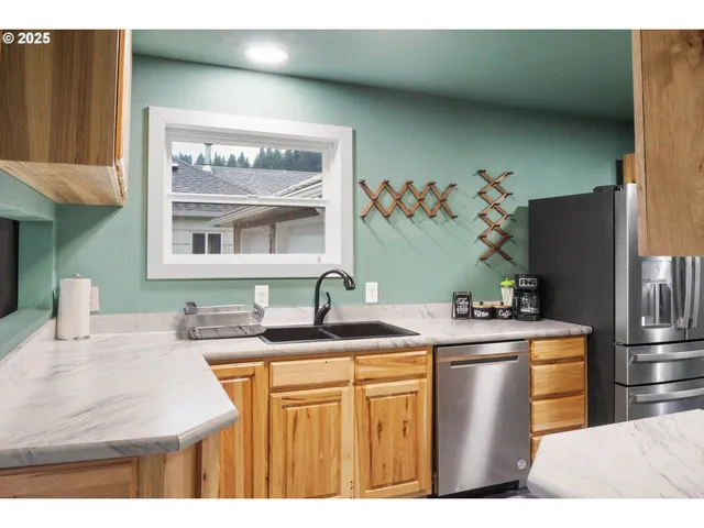 $355,000 | 1038 3rd Avenue, Sweet Home, OR 97386