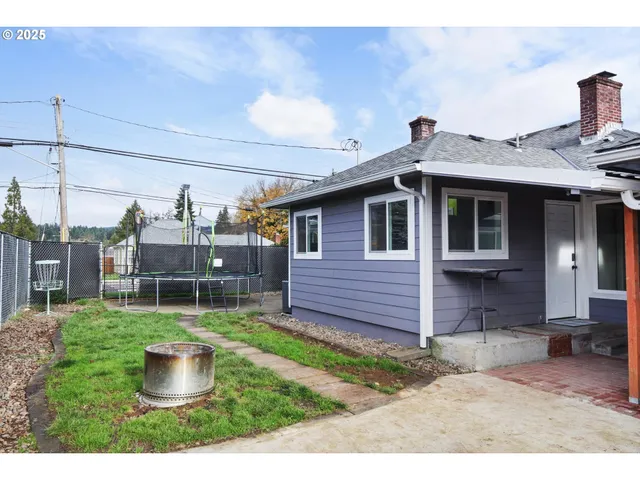 $355,000 | 1038 3rd Avenue, Sweet Home, OR 97386