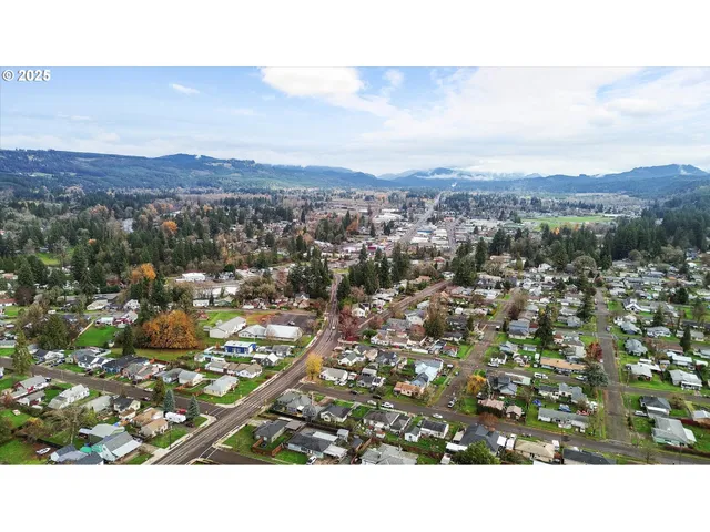 $355,000 | 1038 3rd Avenue, Sweet Home, OR 97386