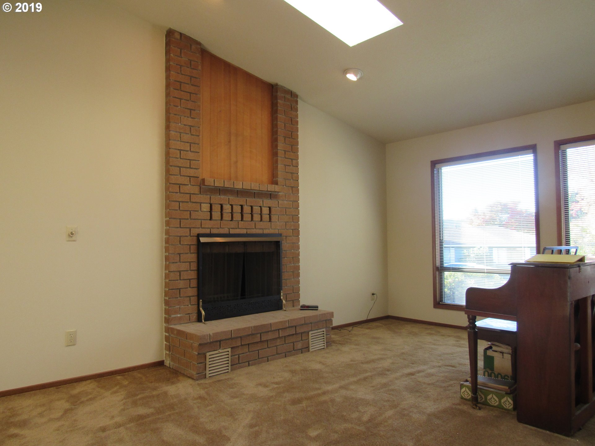 18816 Southwest Butternut Street Aloha, OR 97078 - Photo 7 of 31 Living Room