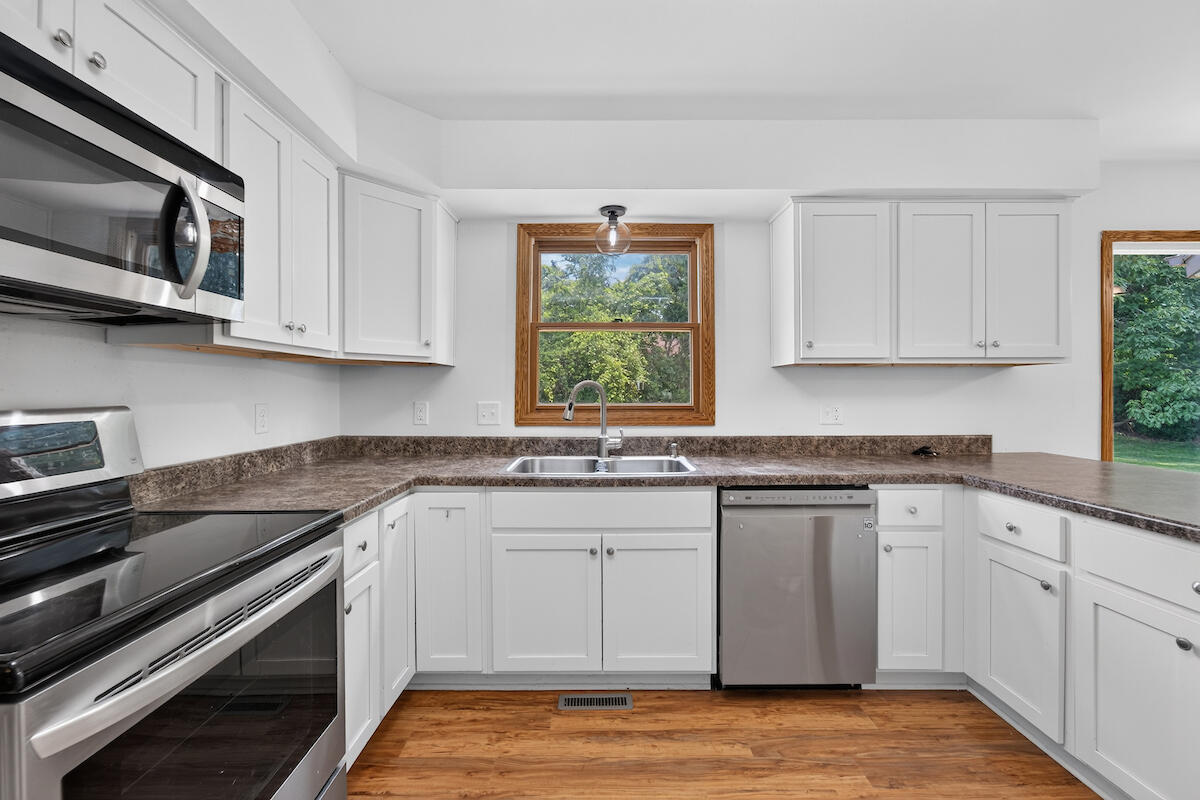 5417 Sandhill Road Caledonia, WI 53402 - Photo 7 of 29 Kitchen