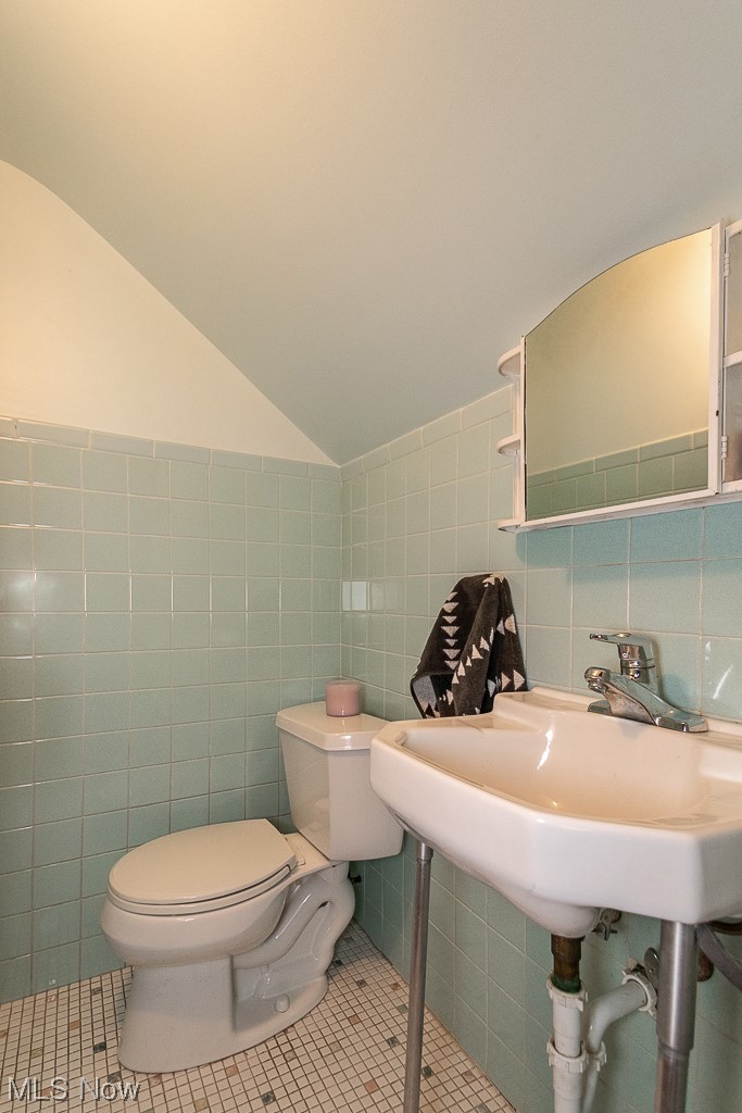 1318 Sunset Road Cleveland, OH 44124 - Photo 23 of 29 Half bath conveniently located upstairs!