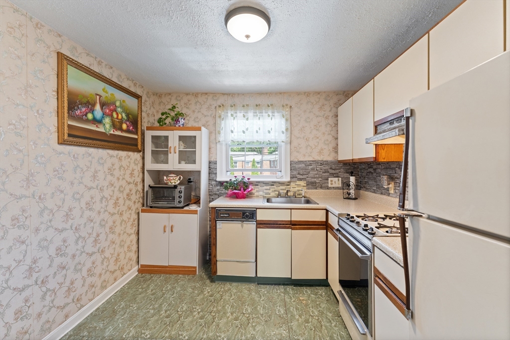 35 Colony Road, Unit 4 (2B) West Springfield, MA 01089 - Photo 6 of 28 Gallery Image 6