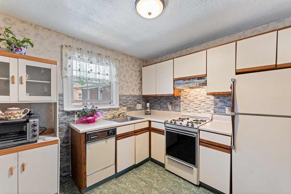 35 Colony Road, Unit 4 (2B) West Springfield, MA 01089 - Photo 7 of 28 Gallery Image 7