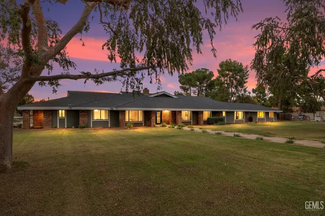 a view of a yard with mountain