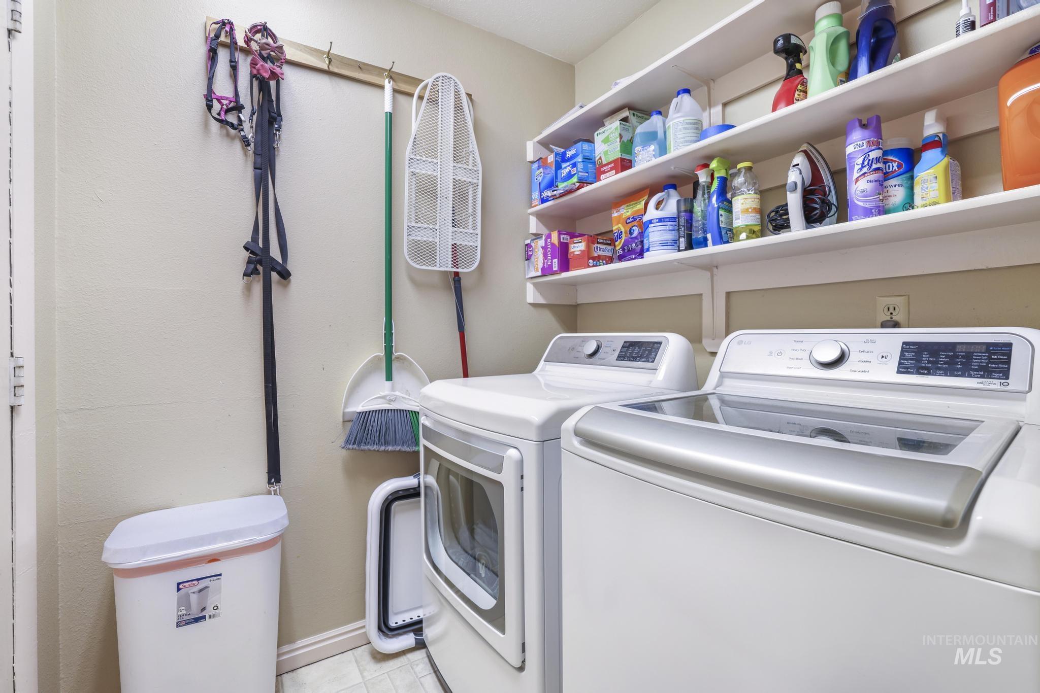 618 Sharon Street Rupert, ID 83350 - Photo 17 of 20 Laundry room with washer and dryer and baseboards