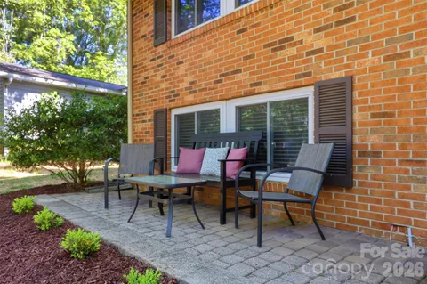 $585,000 | 6723 Rollingridge Drive, Charlotte, NC 28211